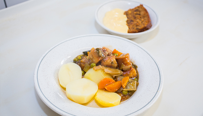 A plated dinner of meat, potatoes and vegetables